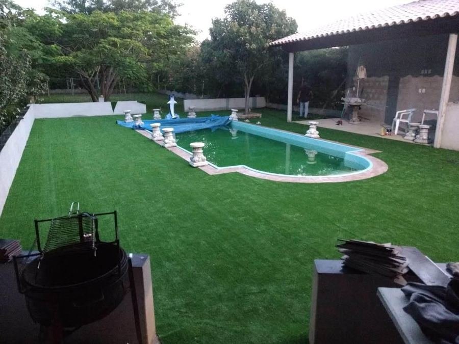 Área de piscina com grama sintética 30 mm bicolor softgrass